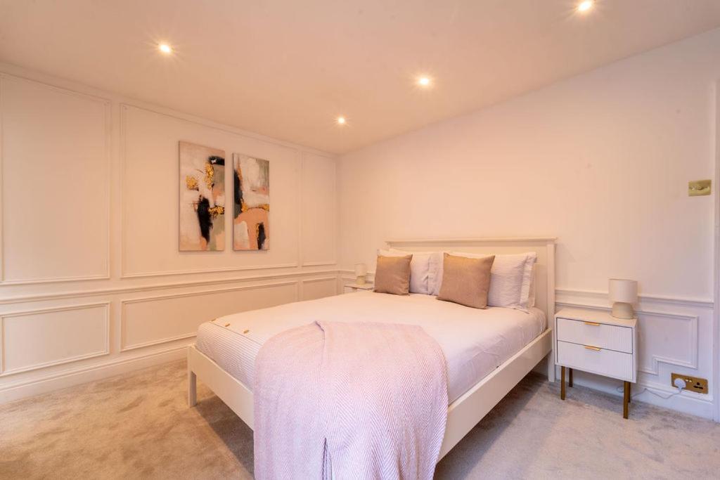 Elegant 3 Bedroom Home In The Centre Of Челтнем Екстер'єр фото