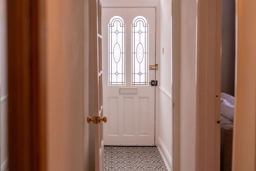 Elegant 3 Bedroom Home In The Centre Of Челтнем Екстер'єр фото