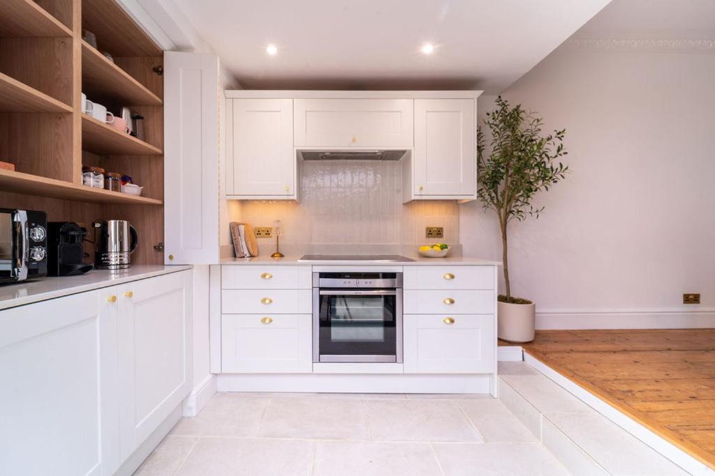 Elegant 3 Bedroom Home In The Centre Of Челтнем Екстер'єр фото