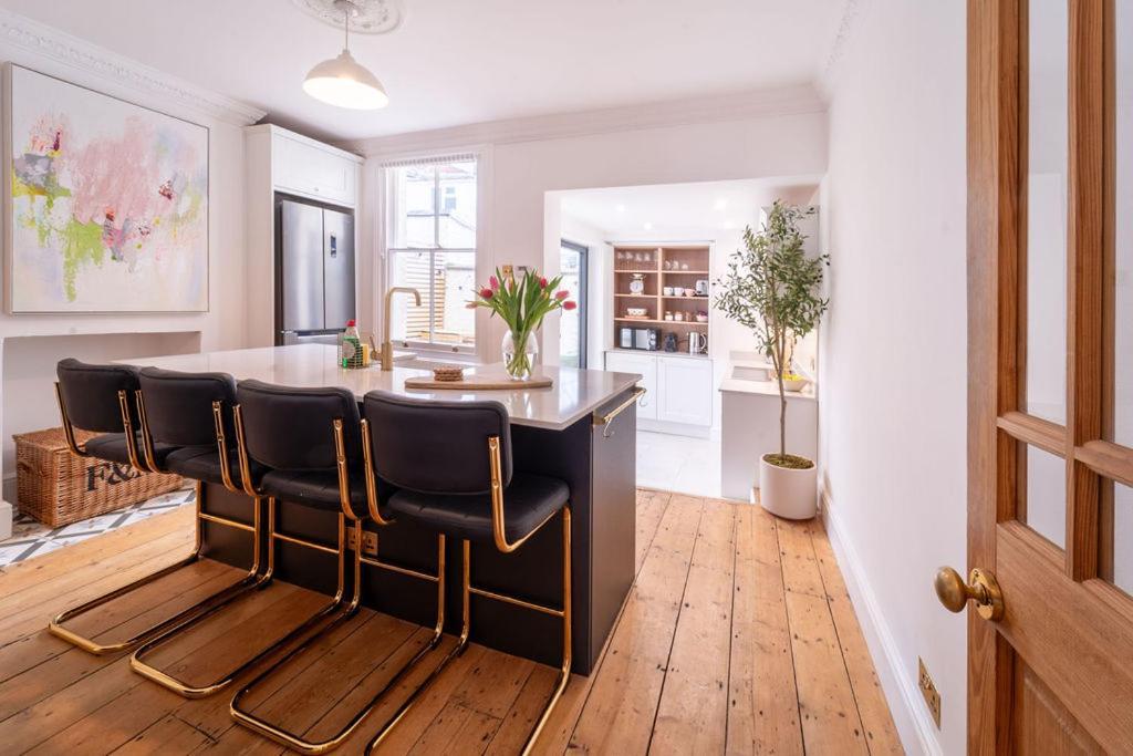 Elegant 3 Bedroom Home In The Centre Of Челтнем Екстер'єр фото